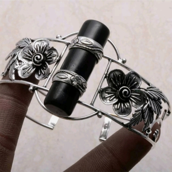 New Cylinder Shaped Black Onyx Silver Bracelet. - Picture 6 of 16